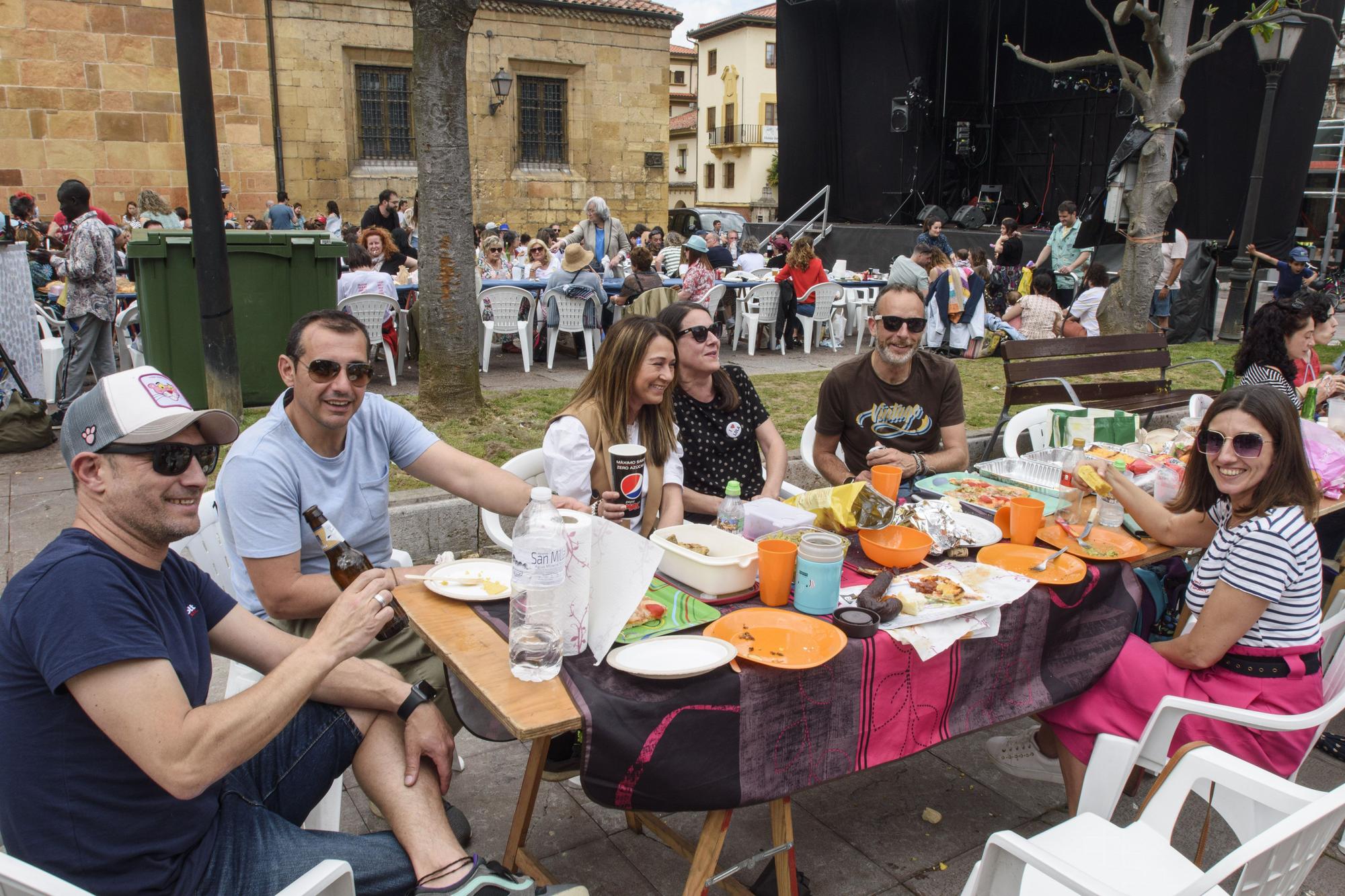 El Antiguo recupera su comida en la calle tres años después