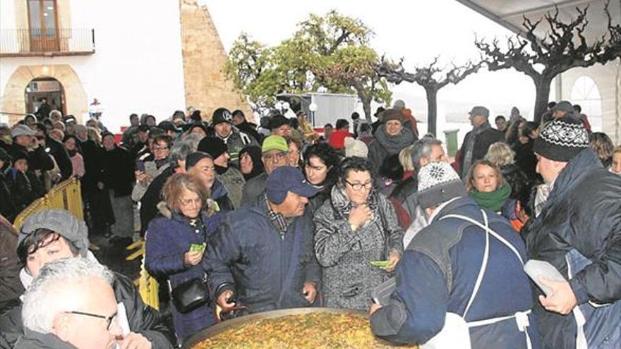 Vinaròs reparte por Sant Sebastià más de 1.200 raciones de paella