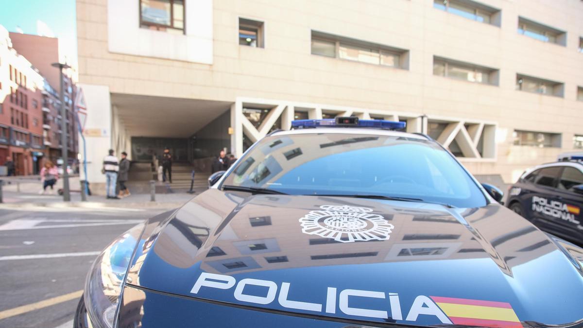 Imagen de archivo de un vehículo de la Policía Nacional en la Comisaría Provincial de Alicante.