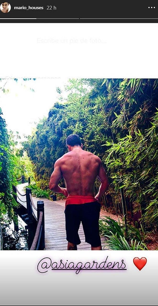 Mario Casas posando durante sus vacaciones en Asia Gardens