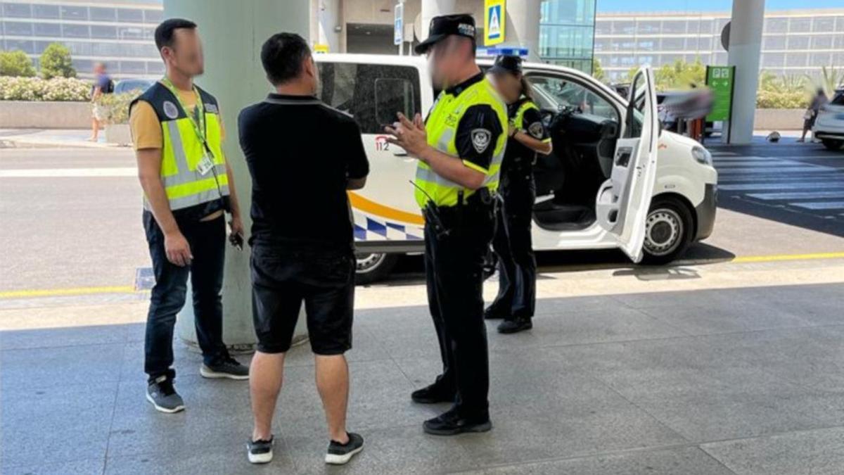 Momento de la detención en el aeropuerto de Palma.