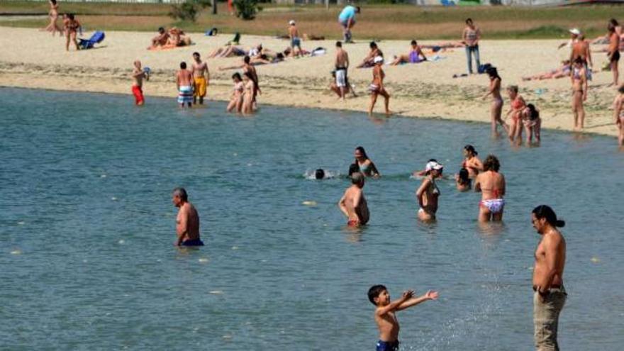 Bañistas en la playa Compostela de Vilagarcía. / iñaki abella