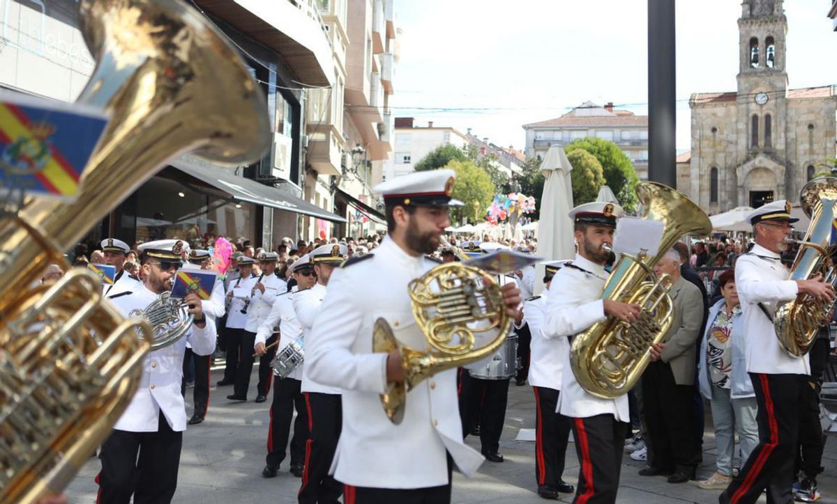 Desfile de la Banda de la Escuela Naval de Marín por el Kilómetro 0. |   // BERNABÉ/BÁRBARA CUIÑA