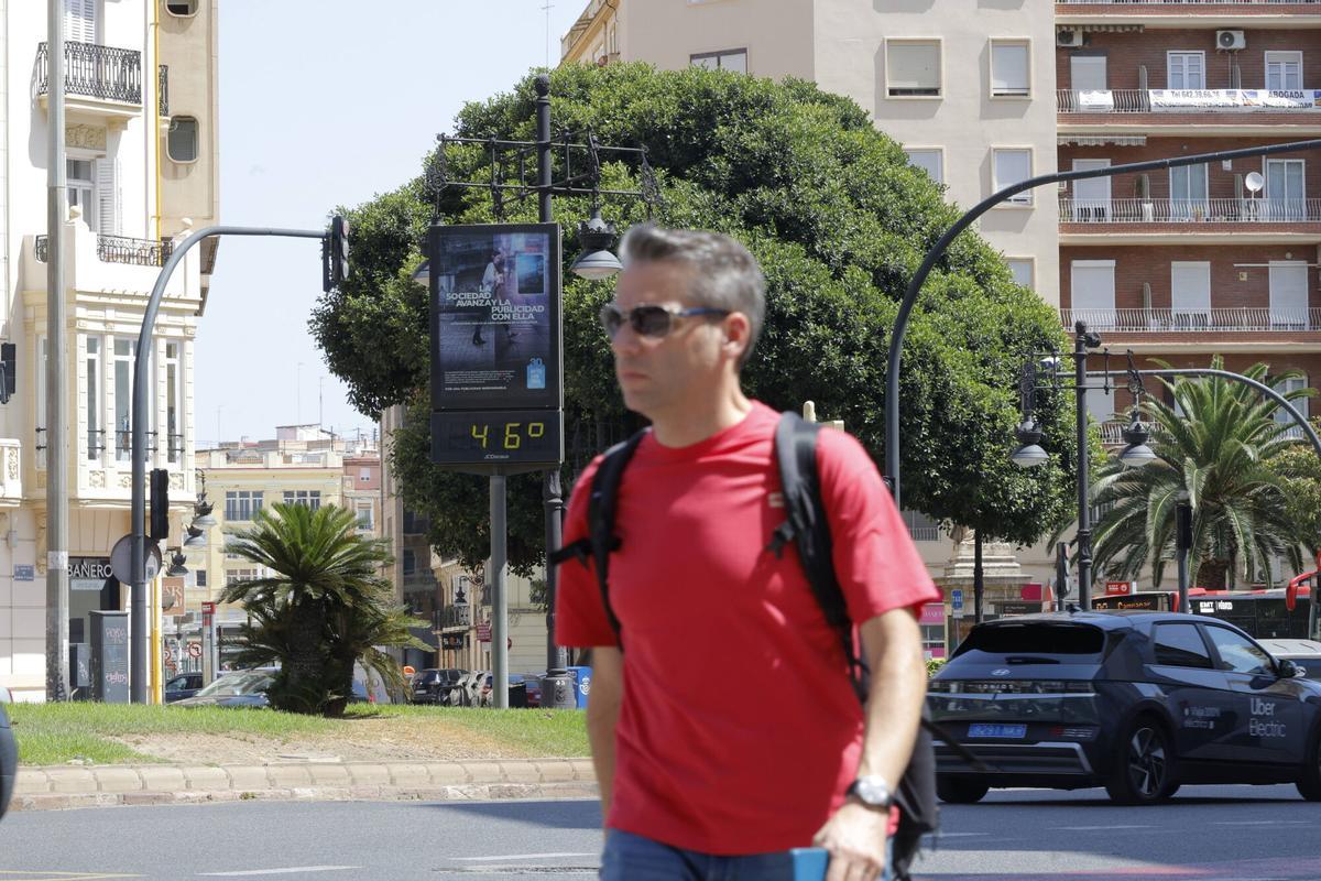 Valencia. Ola de calor Temperaturas altas extremas de hasta 45 grados Plaza de España con termómetro a 46 Y toldos para hacer sombra en los pasos de peatones VLC