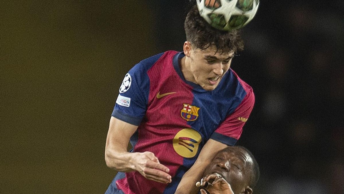 Cubarsí despeja de cabeza superando a Guirassy en el Barça-Dortmund de Montjuïc.