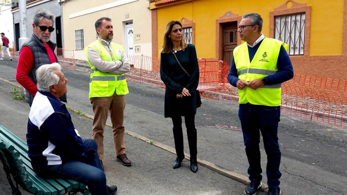 Visita del alcalde de Santa Cruz a las obras del Camino del Hierro.