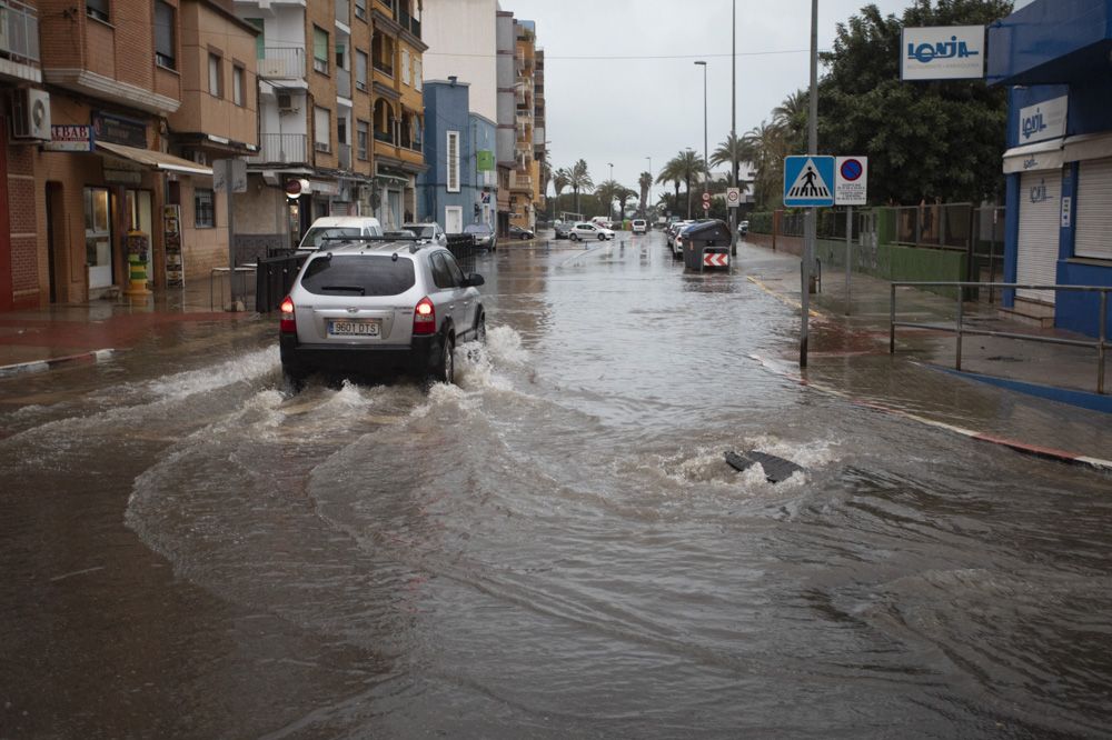 Calles inundadas junto al paseo marítimo del Port de Sagunt