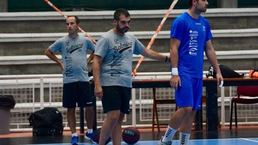 Luis Montes con Juan Quintas, uno de los jugadores que llega tocado a este partido. // Rafa Vázquez