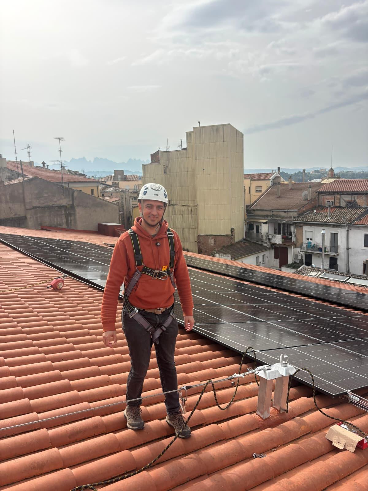 El regidor d'Acció Climàtica, Pol Huguet, a la teulada comprovant les obres