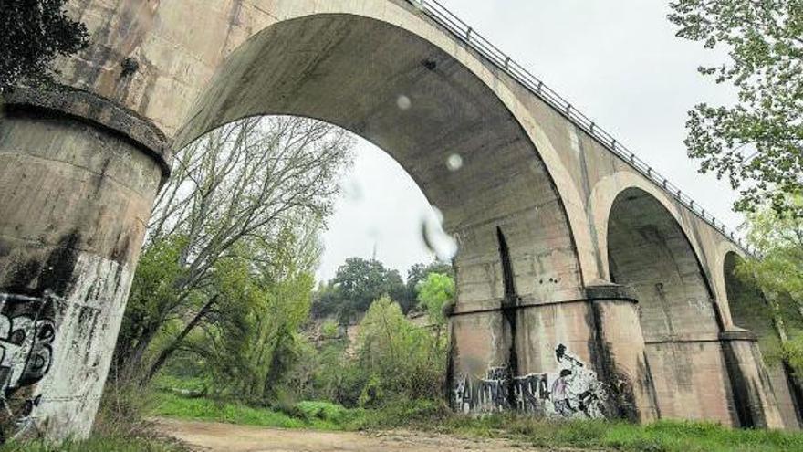 El pont de Castellet sobre el riu Llobregat, a la BV-4401 tocant al nucli urbà de Navàs