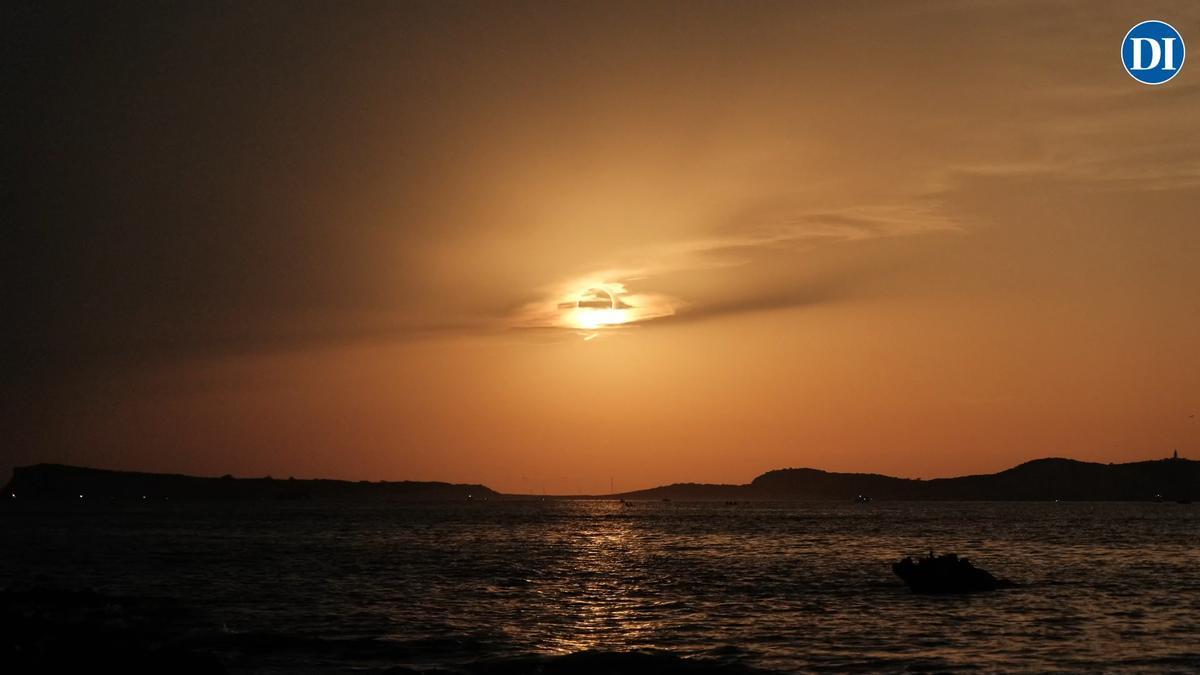 Las nubes dan un susto durante el eclipse en Cala de Bou