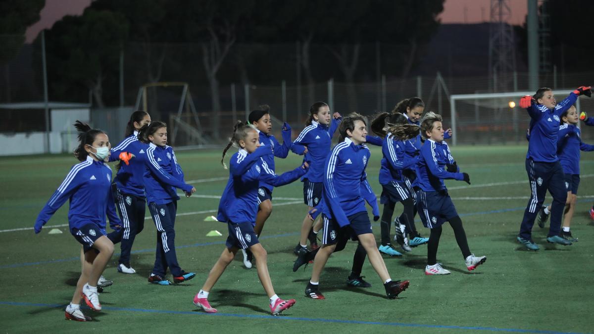 Las niñas de la escuela de fútbol femenino del Real Zaragoza, durante un entrenamiento.