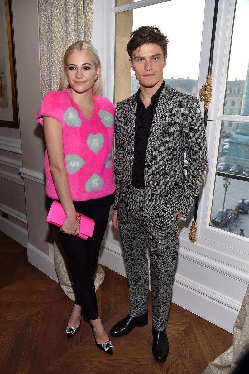 Schiaparelli Alta Costura: Pixie Lott y Oliver Cheshire