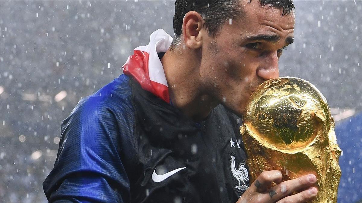 Griezmann besa la Copa del Mundo.