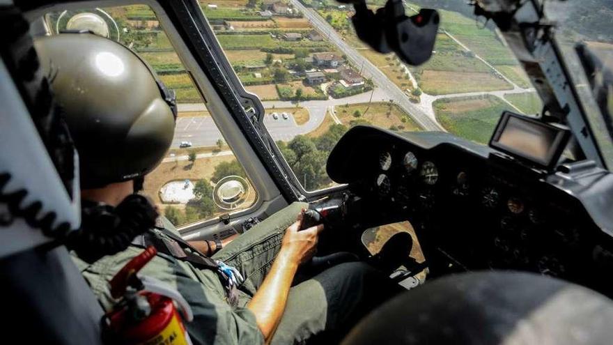 El helicóptero de la Guardia Civil vigila desde el aire las rutas del Camino.