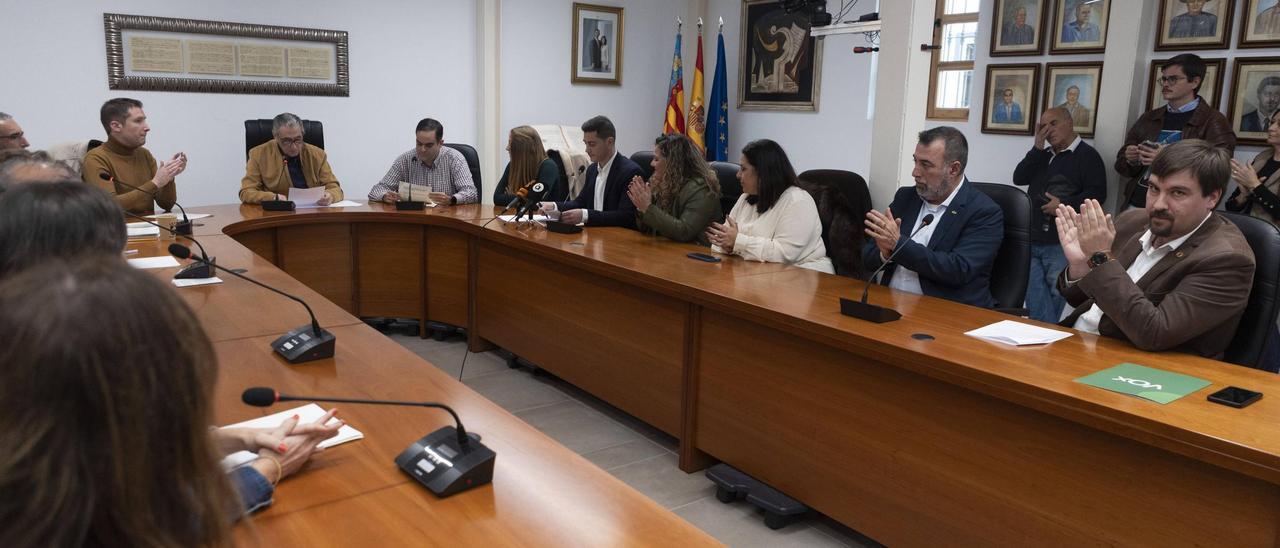 Los concejales de Vox, a la derecha, durante la moción de censura.