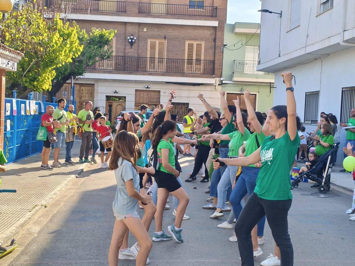 Uno de los bailes interpretados por la Escola de Danses d'Alfarb.