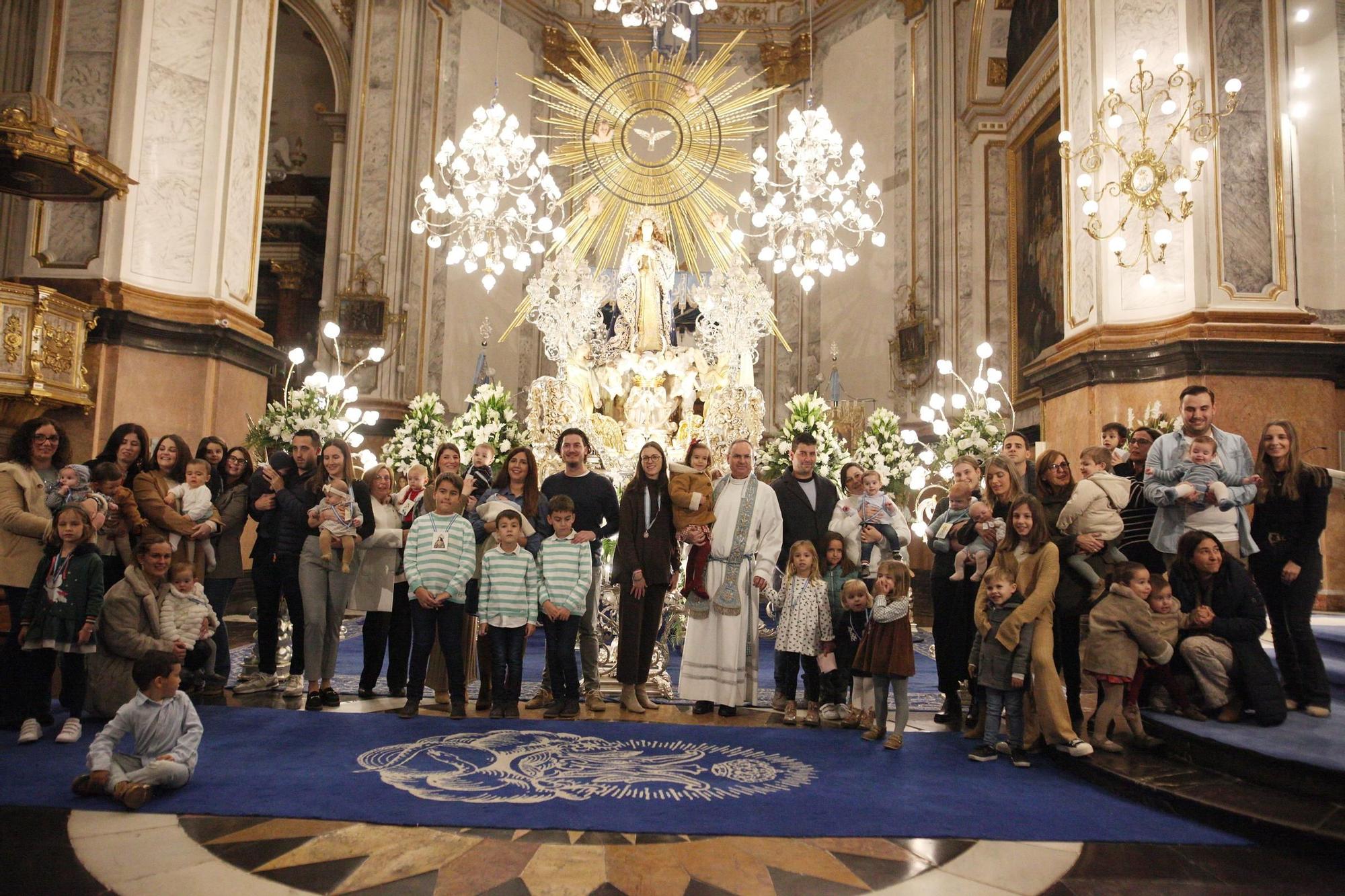 GALERÍA I Revive en imágenes el entrañable acto del paso por el manto de la Purísima en Vila-real