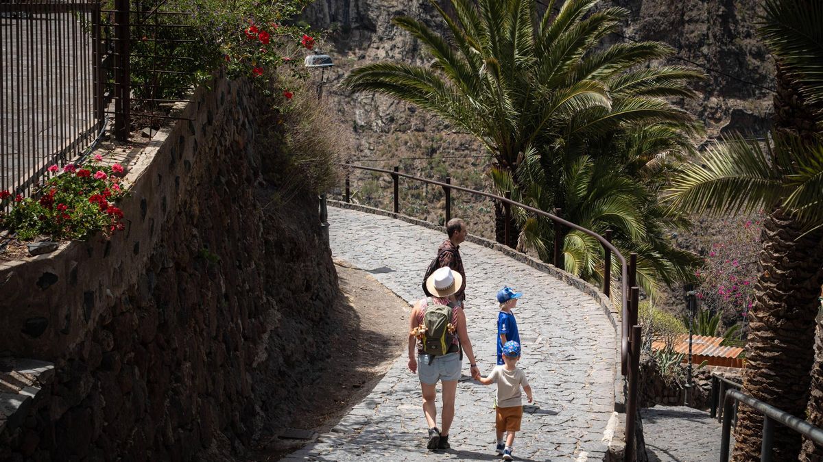 Turistas bajando el barranco del caserío de Masca