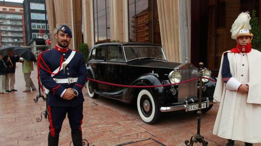 el ROLLS ROYCE DE FRANCO, en el auditorio. A la entrada del Auditorio, dos miembros de la Guardia Real custodian el coche de los jefes de Estado españoles.