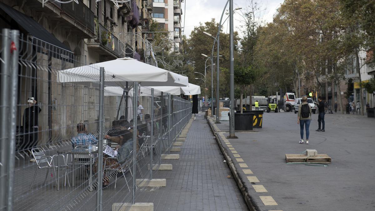 Una valla protege una terraza ante la inminente retirada de la losa de la ronda Sant Antoni