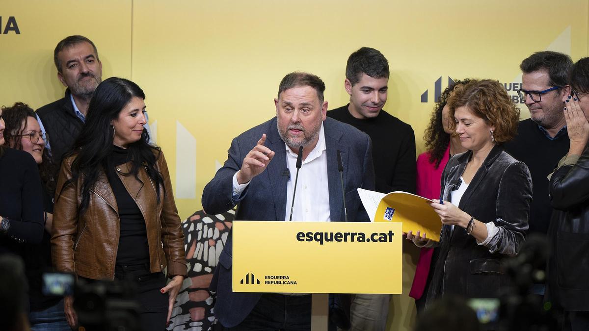 Oriol Junqueras compareciendo ante los medios en la sede del partido.