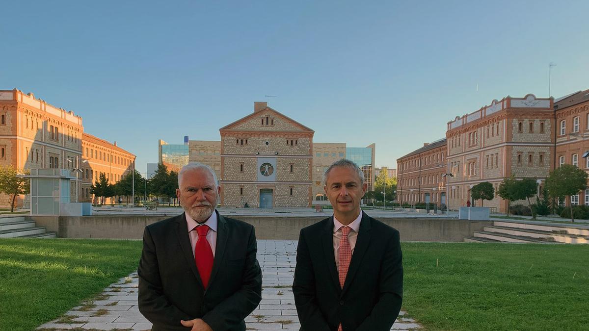 Macario Fernández, presidente ejecutivo de LatemAluminium, y Ricardo Rivero, rector de la Universidad de Salamanca (USAL).