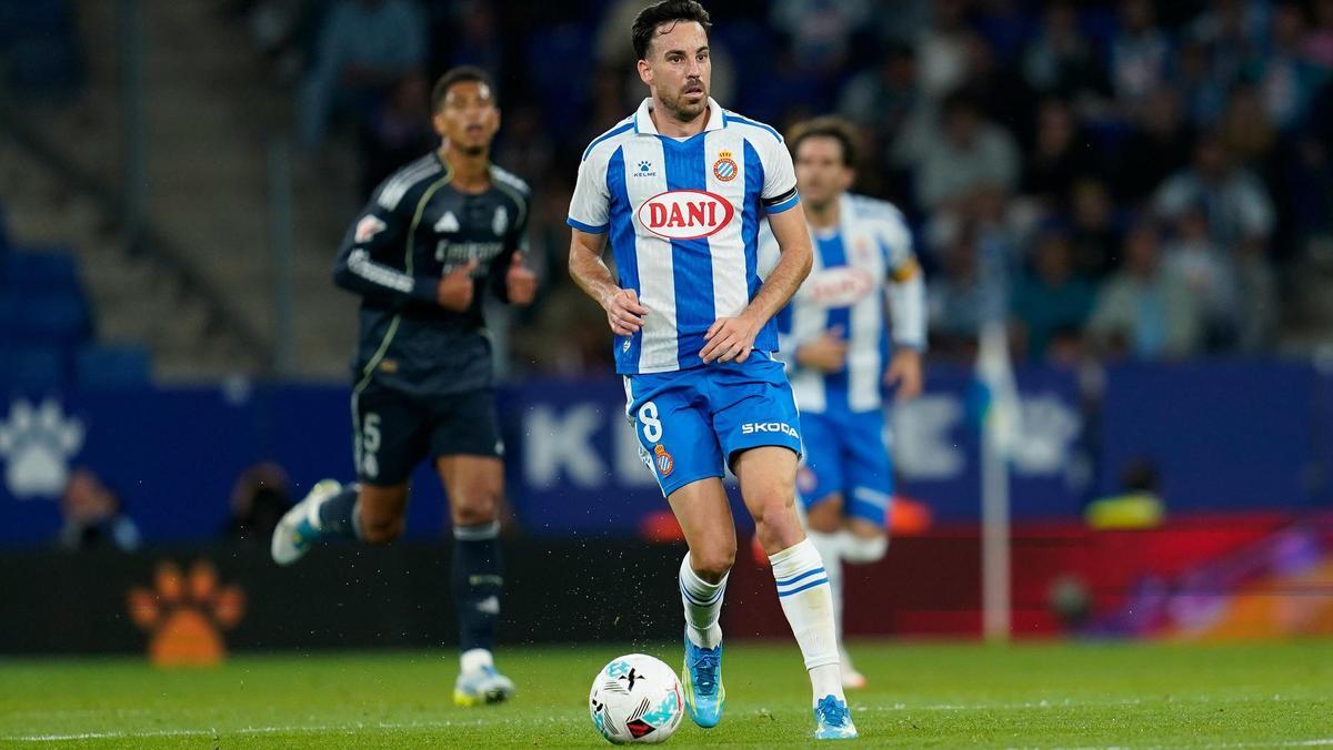 Expósito, con Bellingham y Cabrera al fondo, el domingo en el partido contra el Madrid.