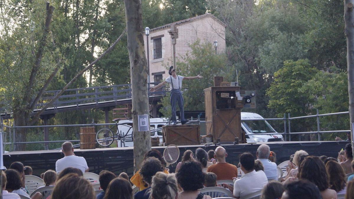 Jean Philippe Kikolas lleva su show "Sin remite" a las Aceñas de Cabañales dentro del festival Circo a la Calle. Jean Philippe Kikolas lleva su show "Sin remite" a las Aceñas de Cabañales dentro del festival Circo a la Calle.