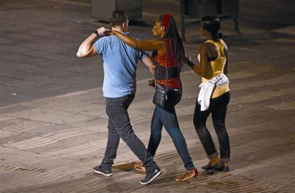 Dues prostitutes, a la Rambla. Dues prostitutes, a la Rambla.