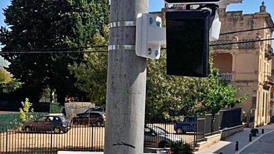 Una càmera de vigilància instal·lada.