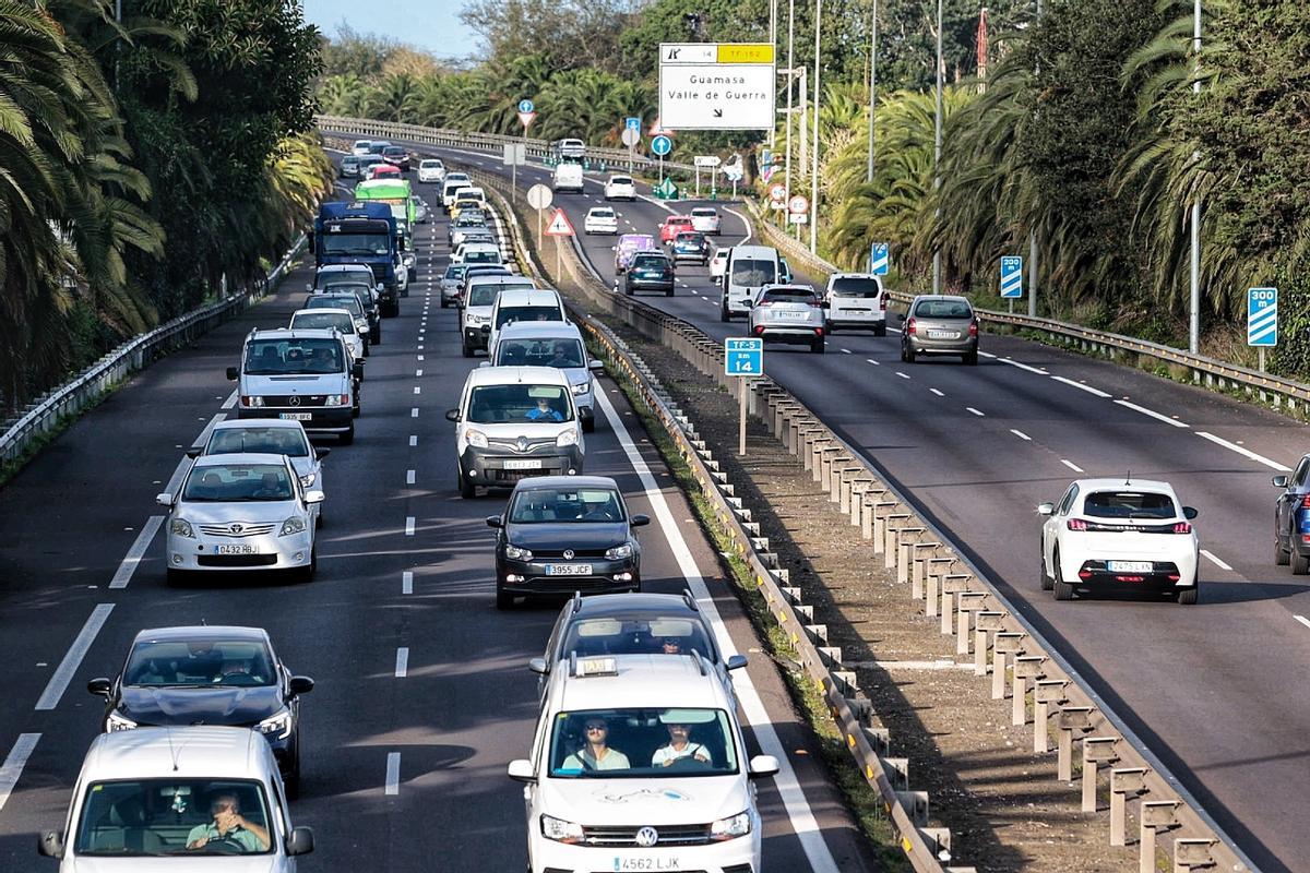 Colas en la autopista del norte de Tenerife.