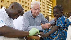 Jimmy Carter, en una campaña de control de la enfermedad de la lombriz de Guinea en el Hospital Savelugu, en Ghana.