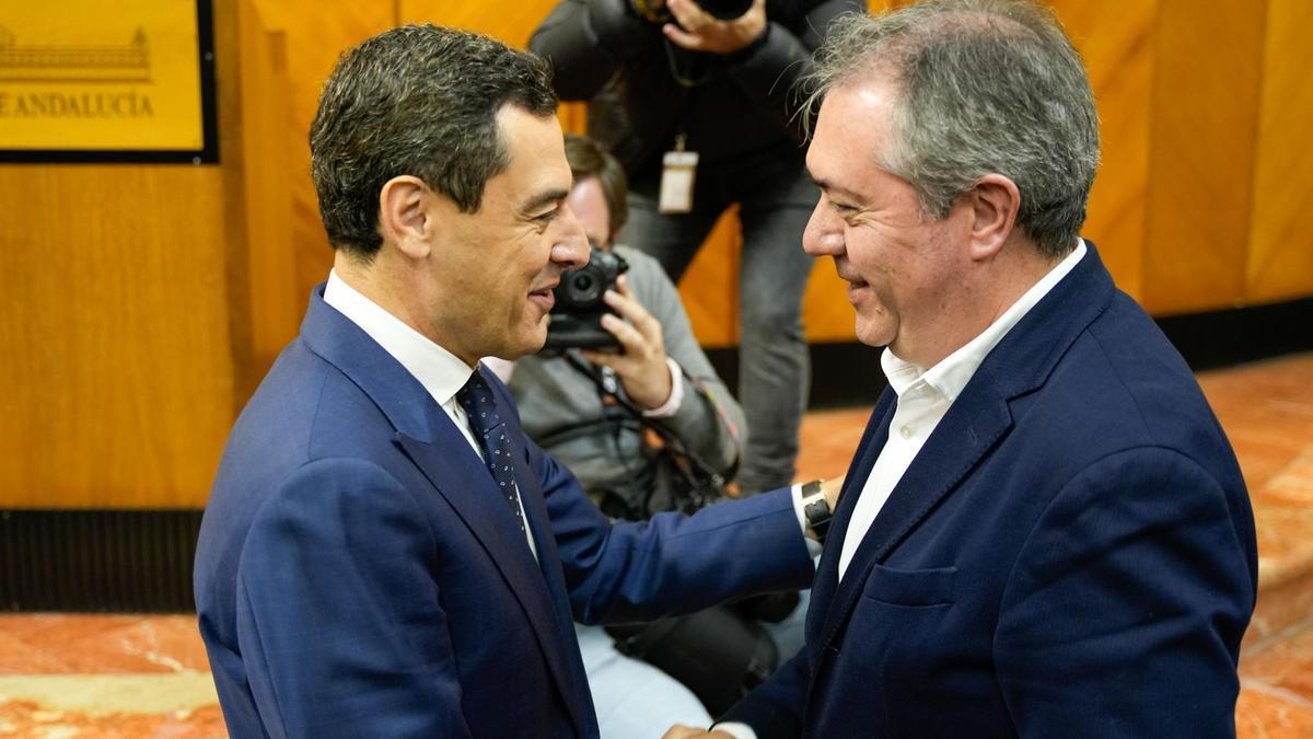 El presidente de la Junta, Juan Manuel Moreno, saluda al líder de la oposición, el socialista Juan Espadas, tras aprobarse los Presupuestos.