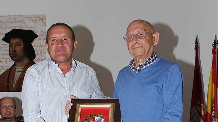 El zamorano Alfonso González fue homenajeado por la Federació.