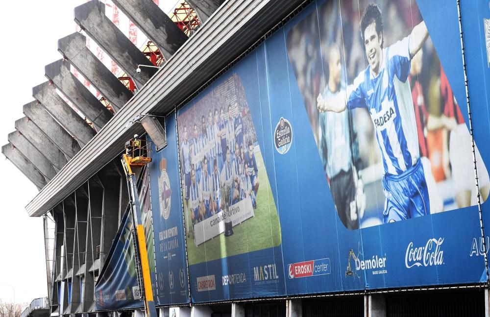 Retirada de las lonas del estadio de Riazor