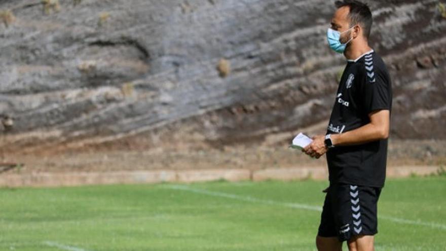 Fran Fernández, dirigiendo un entrenamiento en El Mundialito.