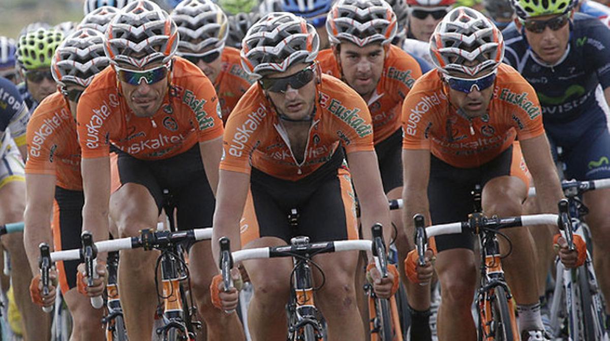 L’equip Euskaltel Euskadi, durant una carrera.
