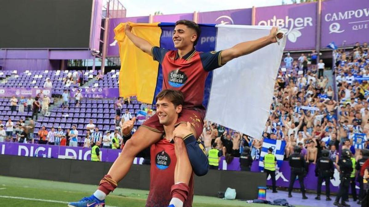 Yeremay Hernández posa con la bandera de Canarias tras el ascenso del Deportivo de la Coruña en Valladolid.