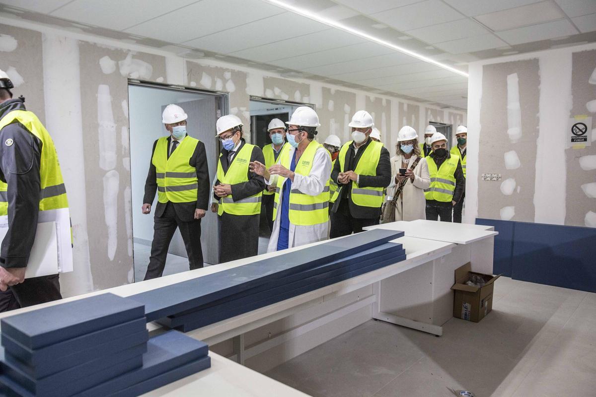 Visita de Puig a la ampliación de urgencias del Hospital de Alicante