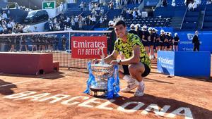 Alcaraz posando con su segundo título en Barcelona
