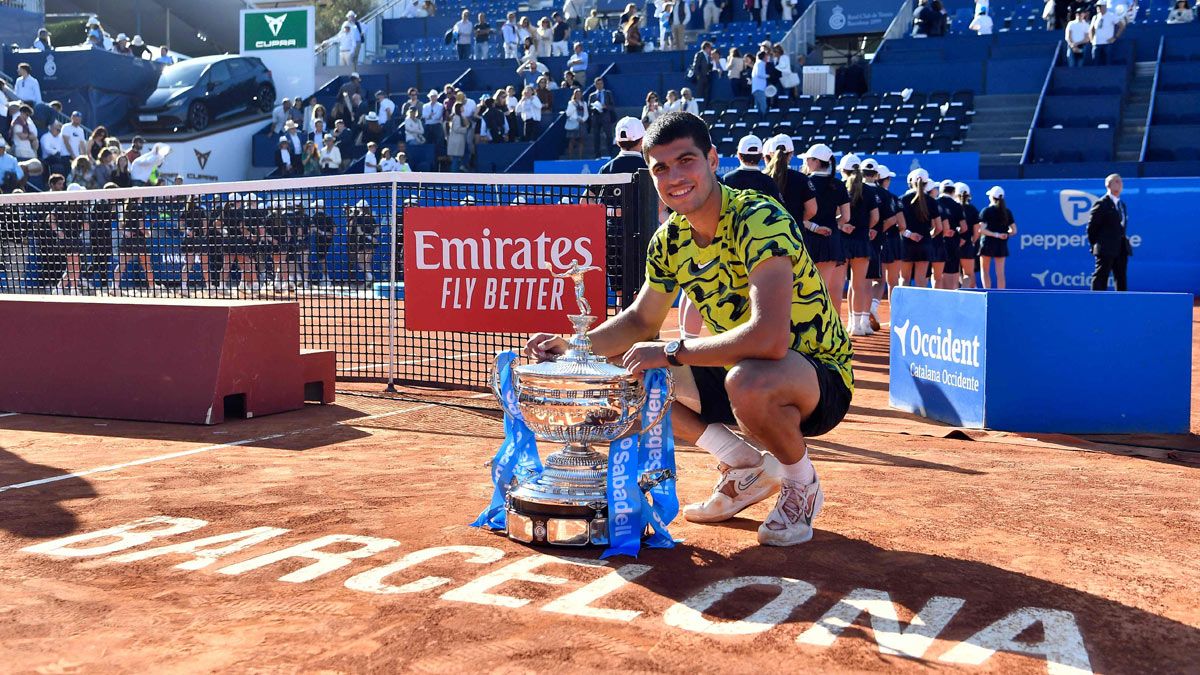 Alcaraz posando con su segundo título en Barcelona