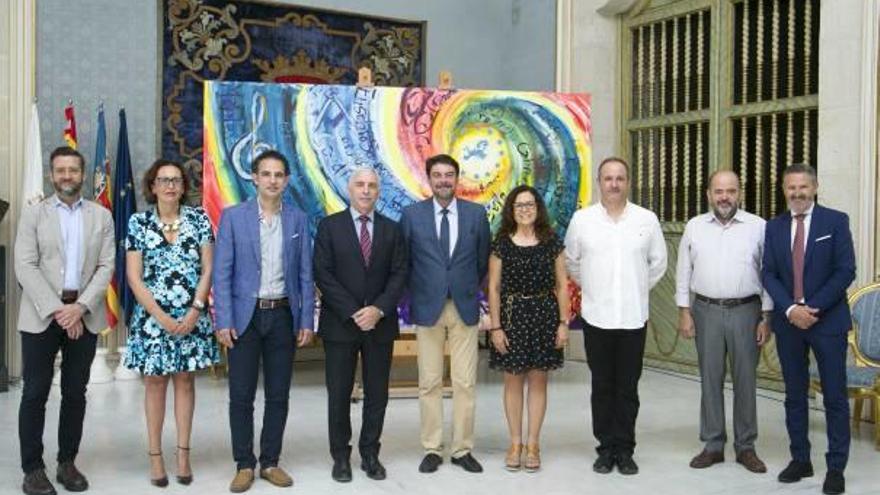 Christian Archambeau a la izquierda del alcalde Barcala, ayer en el acto en el que la EUIPO donó un cuadro de Luis Sanus a la ciudad.