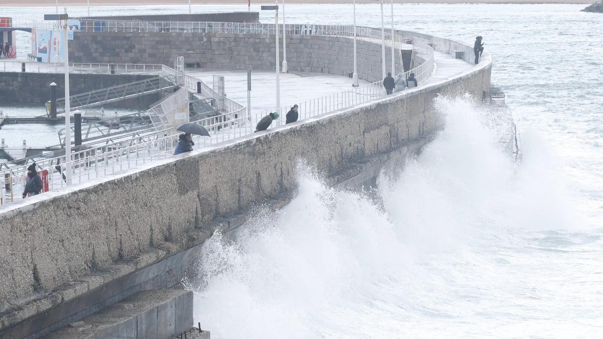 VÍDEO: Así se vivió la alerta por fenómenos costeros en Gijón