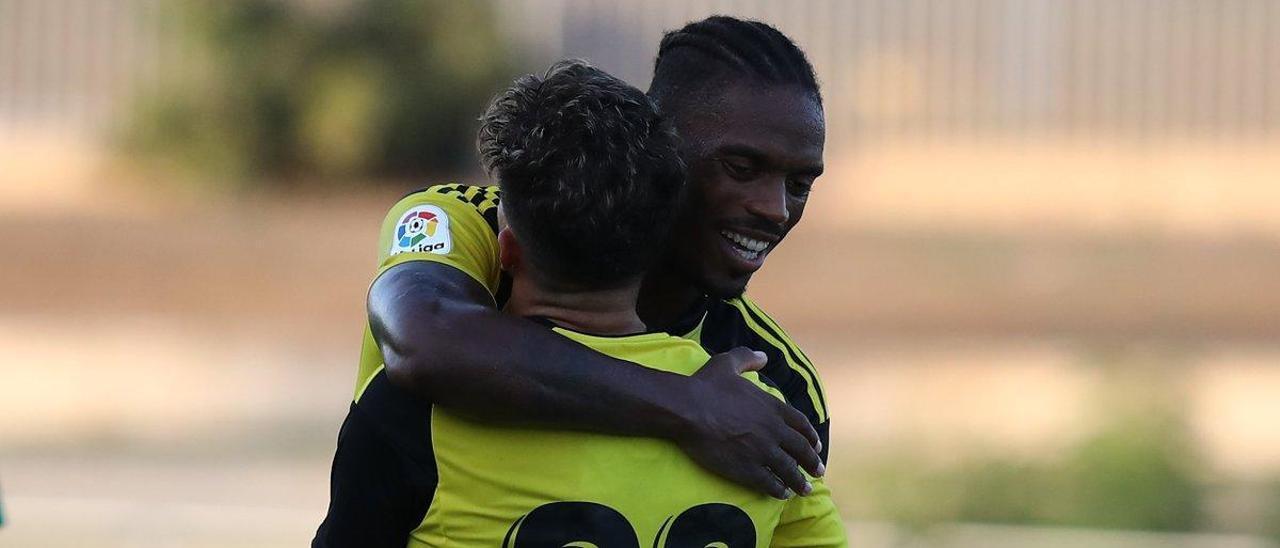 Jair y Simeone se abrazan tras un gol