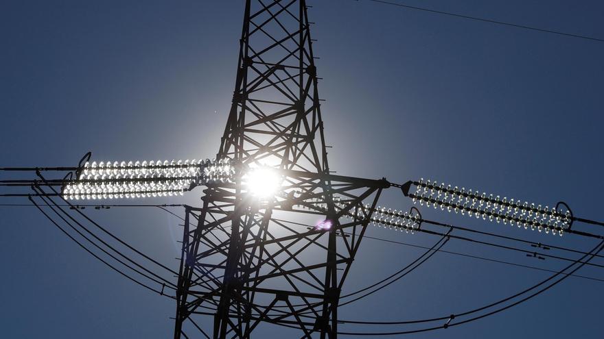 El precio de la luz cae un 4,4 % y se pagará este domingo a 172,47 euros/MWh.