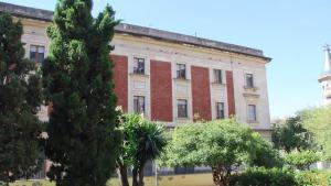 Jardín y fachada trasera del Banco de España de Tarragona, edicifio en el que el Ayuntamiento y el Estado han proyectado un Parador Nacional de Turismo.