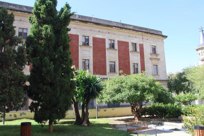 Jardín y fachada trasera del Banco de España de Tarragona, edicifio en el que el Ayuntamiento y el Estado han proyectado un Parador Nacional de Turismo.