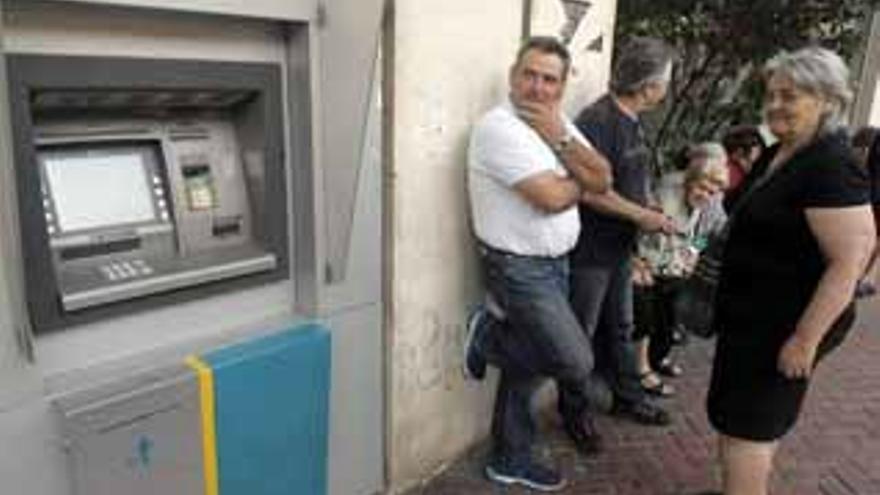 Algunos jubilados griegos encuentran los cajeros automáticos sin dinero