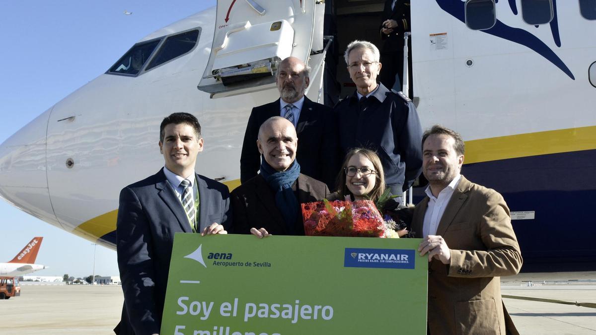 Jesús Caballero, Antonio Muñoz y Antonio Conde entregan el reconocimiento a Beatrice Cipriani, pasajera cinco millones de San Pablo. / Manuel Gómez